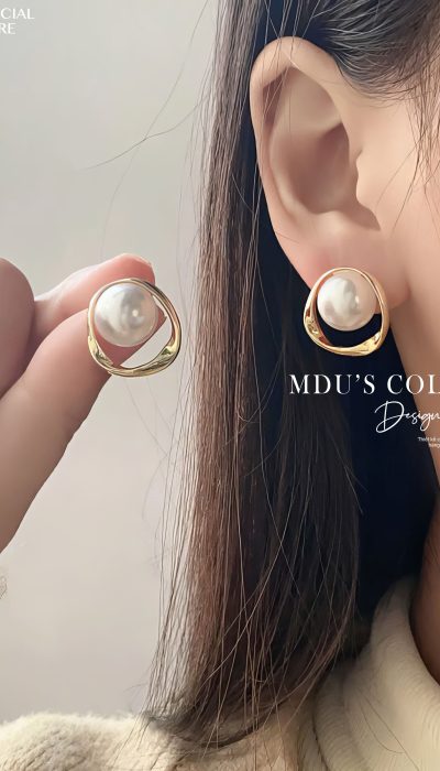 ORBITÉ DORÉE – Sculpted Pearl Frame Earrings | VLD058