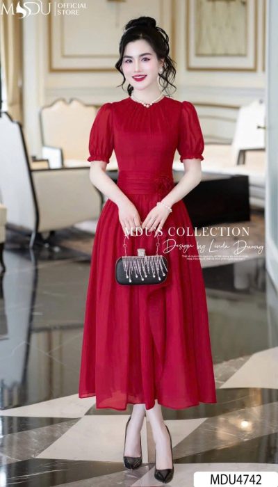 SCARLET POISE – ROMANTIC SILHOUETTE IN FLOWY CHIFFON | MDU4742