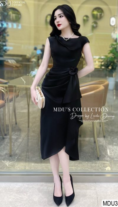 NOIR BLOOM | MDU3634 – Elegant Black Drape Dress With Waist Flower Accent