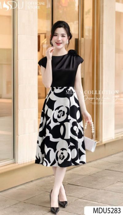 MDU5283 – ELEGANT BLACK & WHITE FLORAL MIDI DRESS WITH A FEMININE TOUCH