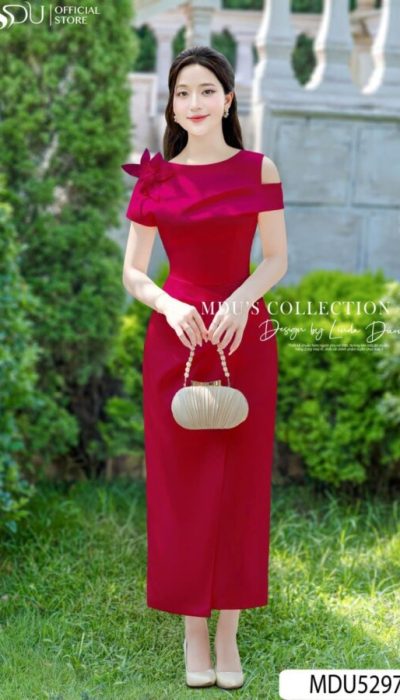 MDU5297 – ELEGANT RED DRESS WITH FLORAL DETAIL