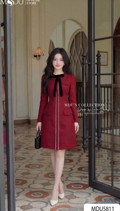 BURGUNDY SEQUIN TWEED DRESS – CLASSIC ELEGANCE WITH VELVET BOW | MDU5811